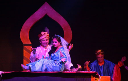 Aladin dan Putri Jasmine dalam drama musikal di LSPR Jakarta. Dok. LSPR