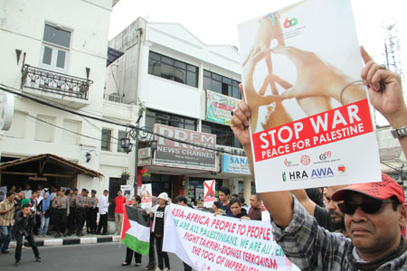 Aktivis yang tergabung dalam People to People Initiative mendesak pemerintah Indonesia mengusir Kedutaan Arab Saudi dari Indonesia. Foto. Fauzan