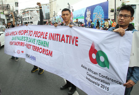 Sejumlah aktivis menggelar aksi mendesak pemerintah untuk mengusir Kedubes Arab Saudi dari Indonesia di sekitar Gedung Asia Afrika, Rabu, (22/03/2015). FOTO : Fauzan