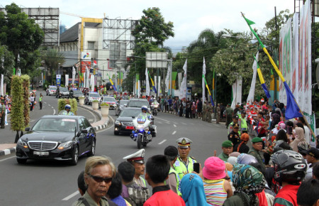 Delegasi Negara Asia Afrika melewati jalan Wastu Kencana Bandung, Jumat, (24/04/2015). FOTO : Fauzan