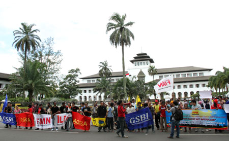 Sekitar 200 aktivis FPR menggelar aksi di depan Gedung Sate Bandung, Jumat, (24/04/2015). Foto : Fauzan