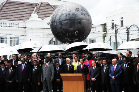 Presiden Joko Widodo bersama sejumlah kepala negara dan delegasi bersiap meresmikan Monumen Solidaritas Asia Afrika. Foto : Agus Bebeng /AACC2015.id