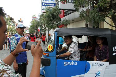 Warga Bandung sedang berfoto di dalam bajai di jalan Braga, Bandung. Foto. Fauzan