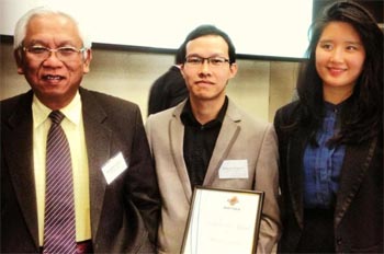Alex Senaputra (tengah) ketika menerima beasiswa tambahan dari salah satu badan riset di negara bagian Australia Barat.