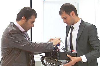 Insinyur Irak, Laith Al-Shimaysawee dan Ali Al-Dabbagh dengan alat robot pendeteksi kehidupan yang mereka ciptakan. FOTO : ABC AUSTRALIA
