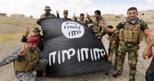 Pasukan Irak membalikkan bendera Negara Islam (ISIS) setelah berhasil memasuki pusat kota Tikrit, Irak, Rabu, 1 April 2015. Pasukan Irak didukung paramiliter Syiah dan tentara suku Sunni mencapai pusat kota Tikrit setelah mengamankan wilayah selatan dan barat kota Sunni dari militan Negara Islam, menurut keterangan Perdana Menteri Haidar al-Abadi. FOTO : THAIER AL-SUDANI/REUTERS