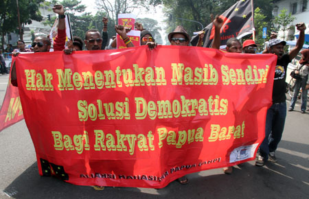 Mahasiswa Papua gelar aksi di depan Gedung Sate, Bandung, Jumat, (01/05/2015). FOTO : FAUZAN