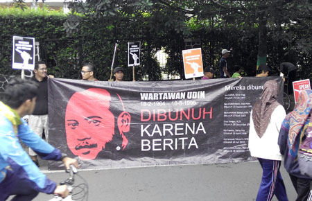 AJI Bandung memperingatan Hari Kebebasan Pers Internasional  di Jalan Dago Bandug, Minggu, (03/05/2015). Foto : FAUZAN