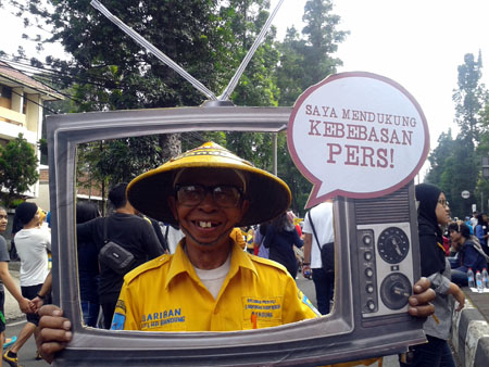 Sariban, warga Bandung merayakan selfie di dalam TV di jalan Dago, Minggu, (03/05/2015). FOTO : MEGA