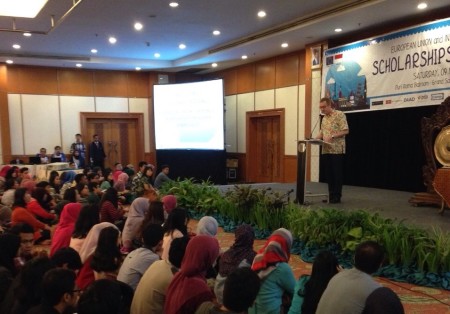 Kuasa Usaha UE Untuk Indonesia, Brunei Darussalam, dan ASEAN Colin Crooks membuka pameran info beasiswa "EU-Indonesia Scholarships Info Day.  Dok : UE
