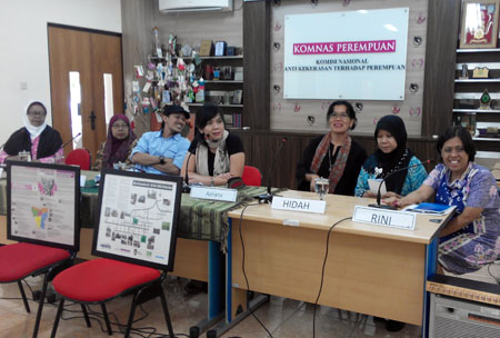 Komnas Perempuan menggelar konferensi pers terkait rencana peresmian Prasasti Mei 98 di kantor Komnas Perempuan, Jakarta, Senin, (11/05/2015). Foto : Fauzan 