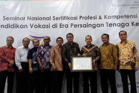 Sejumlah perguruan tinggi mendeklarasikan Forum Pendidikan Tinggi Vokasi Indonesia. Foto : Fauzan
