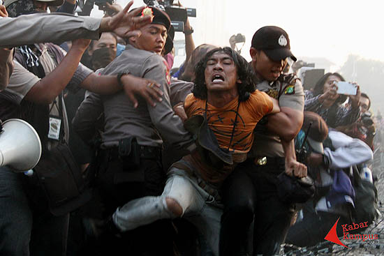 Pihak kepolisian berusaha menarik aktivis Koalisi Tarik Mandat saat ricuh di depan Istana Negara, Jakarta, Kamis (21/05/2015). FOTO : AHMAD FAUZAN SAZLI