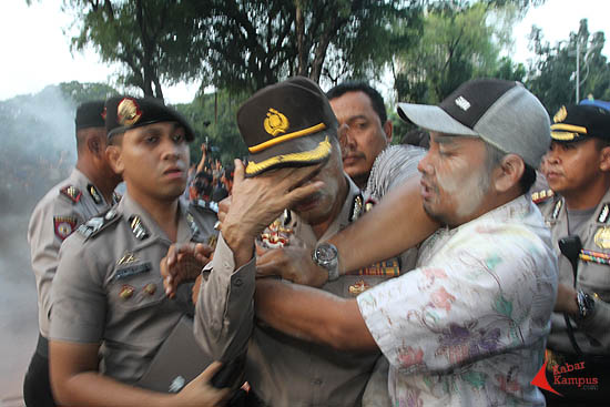 Kombes Jakarta Pusat Hendro Pradowo diamankan dari situasi ricuh di depan Istana Negara, Jakarta, Kamis (21/05/2015). FOTO : FRINO BARIARCIANUR