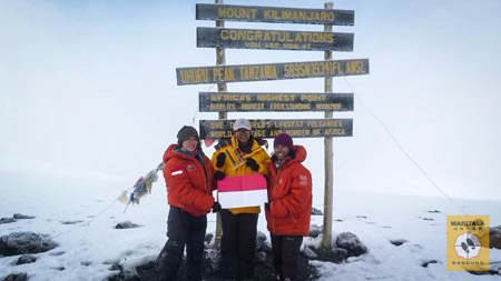tim Women of Indonesia’s Seven Summits Expedition Mahitala Unpar (WISSEMU) mencapai Uhuru Peak. Dok Mahitala Unpar
