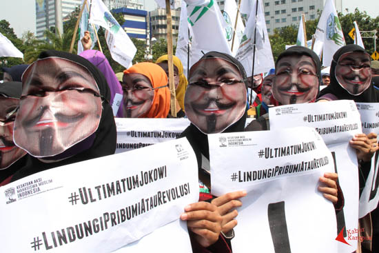 Kesatuan Aksi Mahasiswa Muslim (KAMMI) mengenakan topeng sebagai simbol "Jokowi Presiden Boneka" saat demo di depan Istana Negara, Kamis (21/05/2015). KAMMI menilai kebijakan Presiden Joko Widodo (Jokowi) telah gagal. FOTO : AHMAD FAUZAN SAZLI