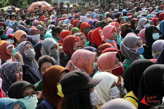 Meski terik matahari menyengat, barisan mahasiswi yang mengenakan hijab tetap setia mengikuti demonstrasi Badan Eksekutif Mahasiswa Seluruh Indonesia (BEM SI) yang mengkritisi kebijakan Presiden Jokowi, Kamis (21/05/2015). Beberapa dari mahasiswi jatuh pingsan. FOTO : FRINO BARIARCIANUR