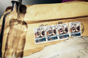 Botol bekas ekstrak vanila kecil ini dilemparkan ke laut di Pantai Surveyors, Tasmania Selatan dan dikembalikan kembali ke pemiliknya melalui paket pos dengan stempel pos dari Istambul, Turki.