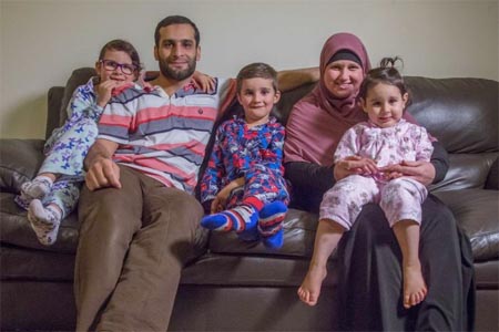 Anas Ghazal dan istrinya Kimberly Amatullah, bersama anak mereka Sarah Ghazal, Malik Ghazal, Samerah Ghazal.