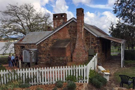 Pondok bersejarah milik keluarga Blundell ini merupakan bangunan tertua dan terkecil di Canberra berusia 155 tahun.