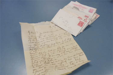 Surat-surat cinta ini sudah dikembalikan ke keluarga Frank McCauley. FOTO : Queensland Police