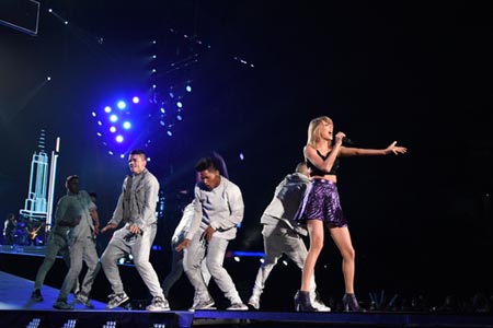 Taylor Swift saat membuka tour dunia "1989" di Tokyo Dome, Jepang (05/05/2015). FOTO : JUN SATO/ Getty Images