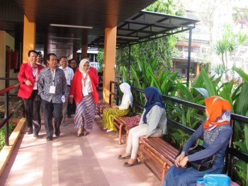 Dwia Aries Tina Pulubuhu , Rektor Unhas meninjau beberapa lokasi ujian SBMPTN di Makassar. Dok Unhas