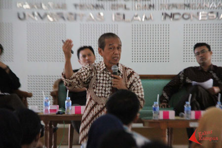 M. Busyro Muqqodas dalam acara bedah buku “Jangan Korupsi Alam”, yang diselenggarakan Fakultas Teknik Sipil Universitas Islam Indonesia (UII), di Auditorium FTSP UII, Yogyakarta, Jumat (12/06/2015)FOTO : 