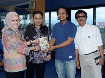 Faisal Oddang (kaos biru) bersama Prof Dr Dwia Aires Tina Pulubuhu (paling kiri). Dok. Unhas
