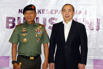 Panglima TNI, Jenderal TNI Dr. Moeldoko (kiri) dan Ir. Bernard Gunawan, Ketua Yayasan Bina Nusantara. Dok. Binus