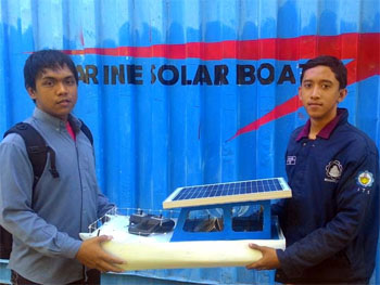 Mahasiswa ITS menunjukkan kapal tenaga surya yang diberinama  Passanger Kalimas Solarboat (PKS). Dok. ITS