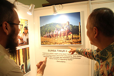 M. Nasir, Menteri Kemenristek Dikti memperhatikan salah satu karya foto bidikan Gama Satria di Gedung Dikti, Jakarta. Foto. Fauzan