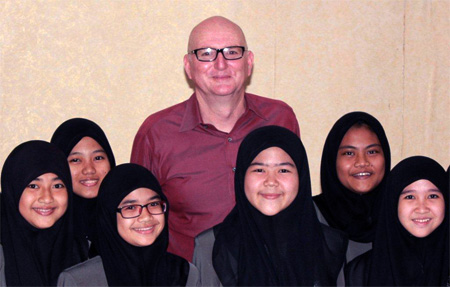 Dubes Paul Grigson bersama pelajar Muslim.