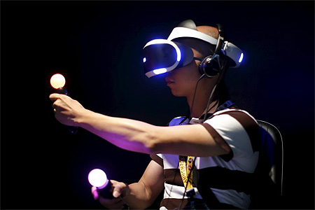 Seorang pria memainkan Sony Proyek Morpheus "London Heist" video game dengan realitas headset virtual dan controller di booth Sony PlayStation di Electronic Entertainment Expo di in Los Angeles, California, Amerika Serikat (16/06/2015) FOTO : LUCY NICHOLSON/REUTERS