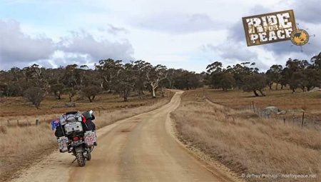 Salah satu medan yang harus dilalui Jeffrey di Australia, ratusan kilometer sebelum mencapai kota terdekat . FOTO : Ride for Peace/JEFFREY POLNAJA
