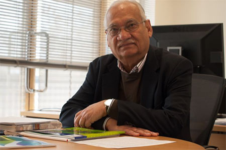 Professor Riaz Hassan dari MnM pada University of South Australia. FOTO : BRETT WILLIAMSON/ABC