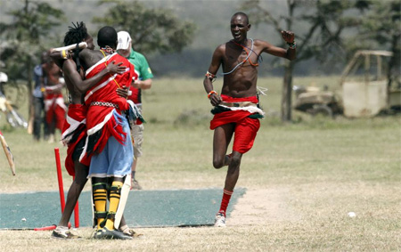 Daniel Ole Mamai dari Maasai Cricket Warrior bergabung dengan tim saat merayakan pertandingan mereka melawan 