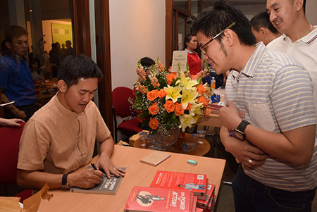 Harianto Tian, penulis buku "The Power of Action" menandatangani buku usai launching dan bedah buku "The Power of Action" di Goethe Institute, Jakarta, Minggu malam (21/06/2015).