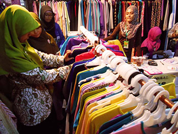 Sejumlah pengunjung sedang memilih busana muslim di acara "Jogja Islamic Fashion" di GOR UNY. Foto : Hartanto Ardi Saputra
