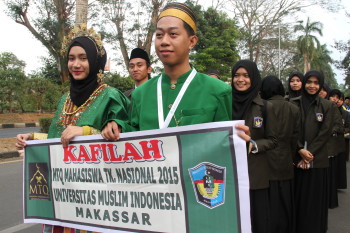 Kafilah dari Universitas Muslim Indonesia, Makassar mengikuti arak-arakan MTQMN XIV di kampus UI, Depok, Jumat sore, (31/07/2015). 
