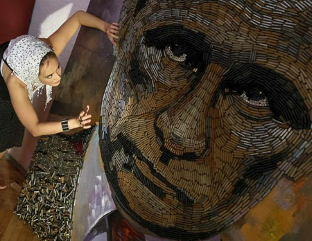 Dariya Marchenko, seniman Ukraina mengerjakan karya seni terbuat dari ribuan peluru (23/07/2015). FOTO : GLEB GARANICH/Reuters