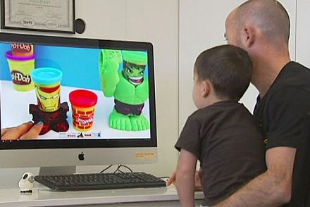 Brett Kennedy mengatakan anak laki-lakinya yang berusia 3 tahun Finn senang sekali menonton video ulasan mainan anak-anak. FOTO : ABC
