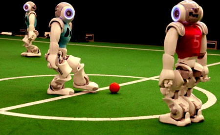 Kejuaraan Dunia RoboCup: robot UNSW dalam sesi latihan. FOTO : UNSW, Grant Turner