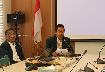 dr. Zainal Abidin memberi pernyatan sikap terkait sikap IDI menghadapi MEA di kantor IDI, Jakarta, Rabu, (05/07/2015). FOTO. Fauzan