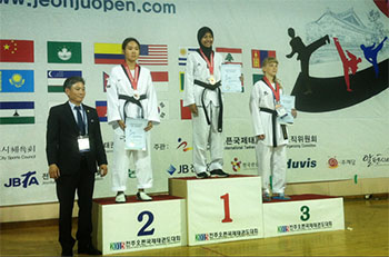 Jauza Rona Hasan, mahasiswi Unnes meraih emas di kejuaraan internasional Jeonju Open International Taekwondo Championship di Korea Selatan.  Dok. Unnes