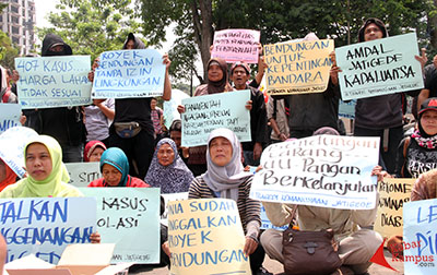 Aliansi Rakyat Jatigede menggelar aksi menolak penggenangan waduk Jatigede di depan Gedung Sate, Jakarta, Jumat, (28/08/2015). FOTO : FAUZAN SAZLI