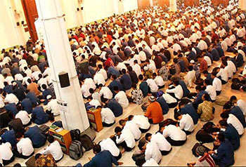 Sekitar 5000 mahasiswa baru ITS mengikuti shalat subuh berjamaah di masjid kampus ITS,