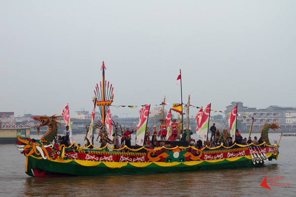Sekira 24 provinsi mengikuti karnaval kapal hias di Sungai Kapuas dalam rangkaian acara Karnaval Khatulistiwa di Sungai Kapuas, Pontianak (22/08/2015)