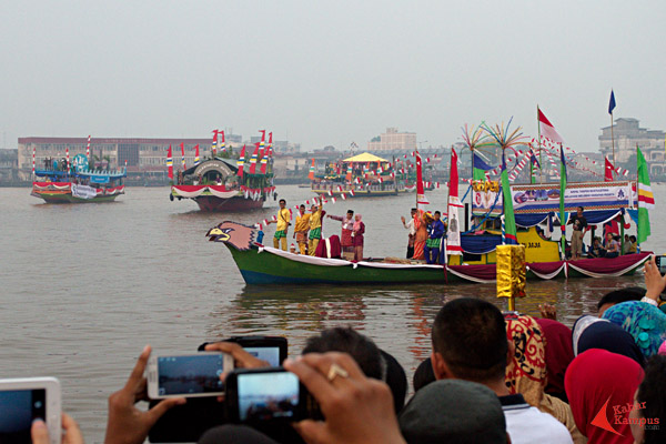 Ribuan orang mengabadikan kapal hias Karnaval Khatulistiwa di Sungai Kapuas, Pontianak, Sabtu (22/08/2015).