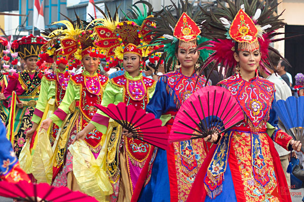 Salah satu peserta Festival Karnaval Khatulistiwa asal DKI Jakarta menampilkan tarian saat melintas Jalan Tanjung Pura, Pontianak, Sabtu (22/08/2015).